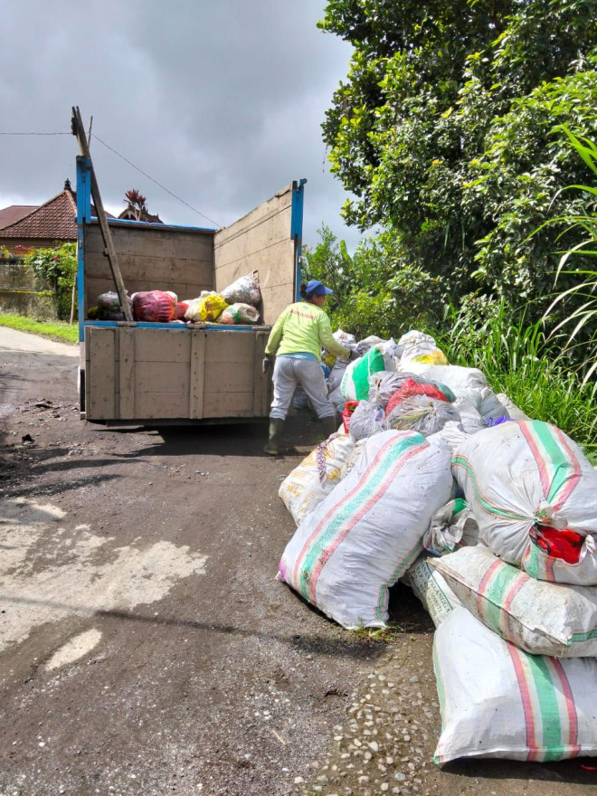 Pengangkutan Sampah di Desa Bayung Gede